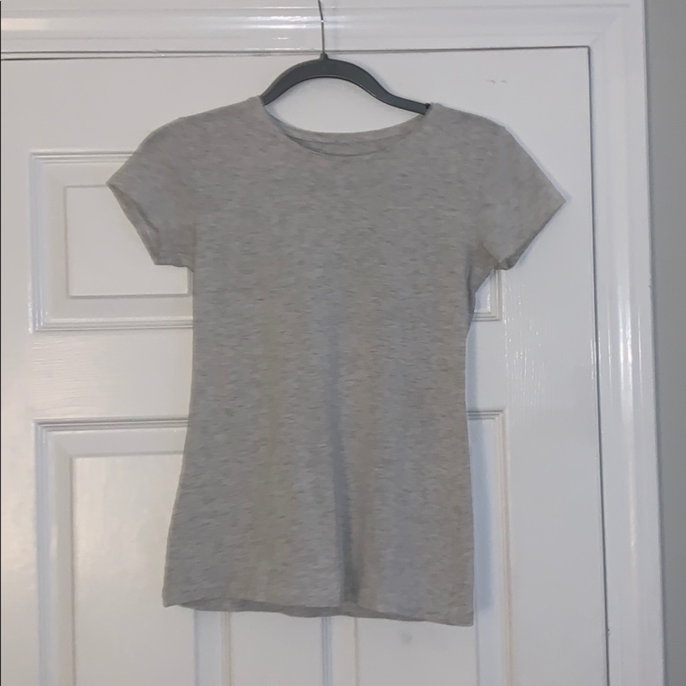 gray T shirt